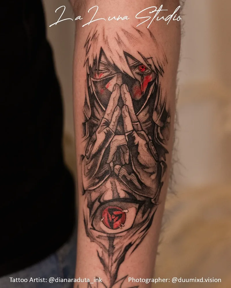 Tatuaj blackwork cu accente roșii