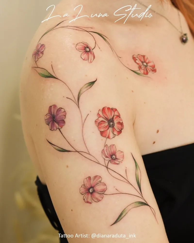 Tatuaj fine line cu flori, pe umăr