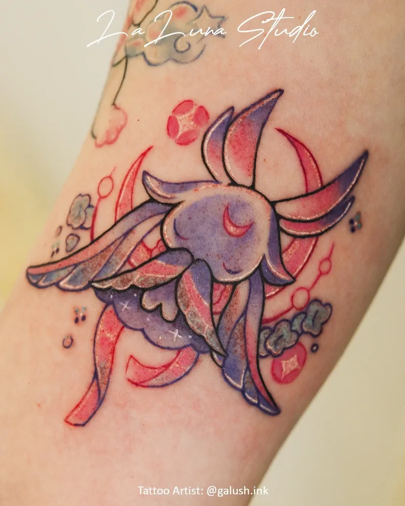 Tatuaj color în violet și roz